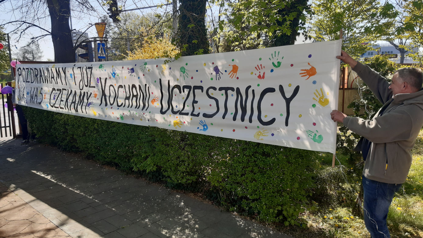 Na banerze można przeczytać: „Tęsknimy za Wami i czekamy” 