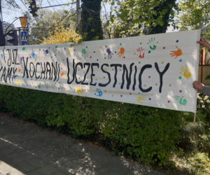 Na banerze można przeczytać: „Tęsknimy za Wami i czekamy” 