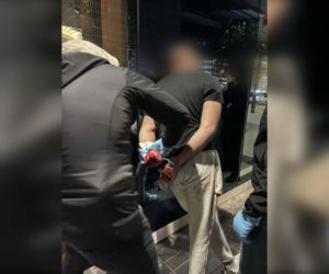 Horror na ulicach Wrocławia! Zaatakował skuterzystę, ukradł Opla i uderzył kobietę w twarz