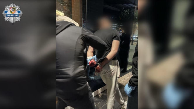 Horror na ulicach Wrocławia! Zaatakował skuterzystę, ukradł Opla i uderzył kobietę w twarz