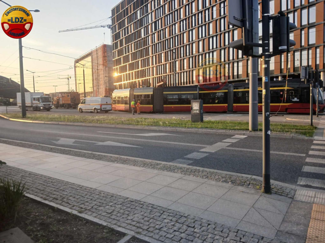 Poranny paraliż w centrum Łodzi. Wykolejony tramwaj zablokował ruch wokół dworca Fabrycznego
