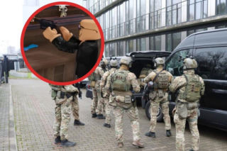 Stworzył makietę szkoły w Robloxie i trenował ataki! Policja znalazła w jego domu broń palną