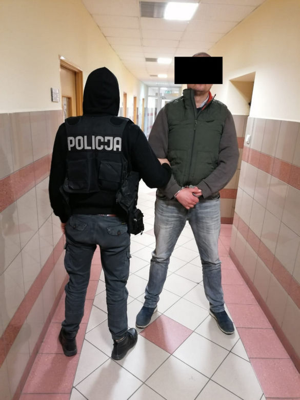 Sposób kradzieży na kuriera. Wchodził do sklepu z paczką, wychodził z łupami