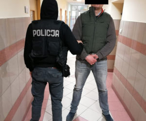 Sposób kradzieży na kuriera. Wchodził do sklepu z paczką, wychodził z łupami