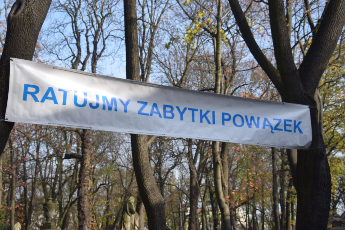 Znani kwestują na Powązkach