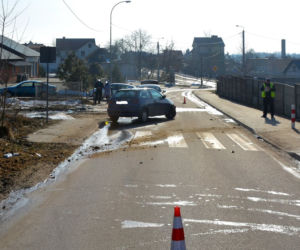 Siemiatycze. Policyjny pościg za seatem. 33-latek uderzył w latarnie i zaczął uciekać pieszo