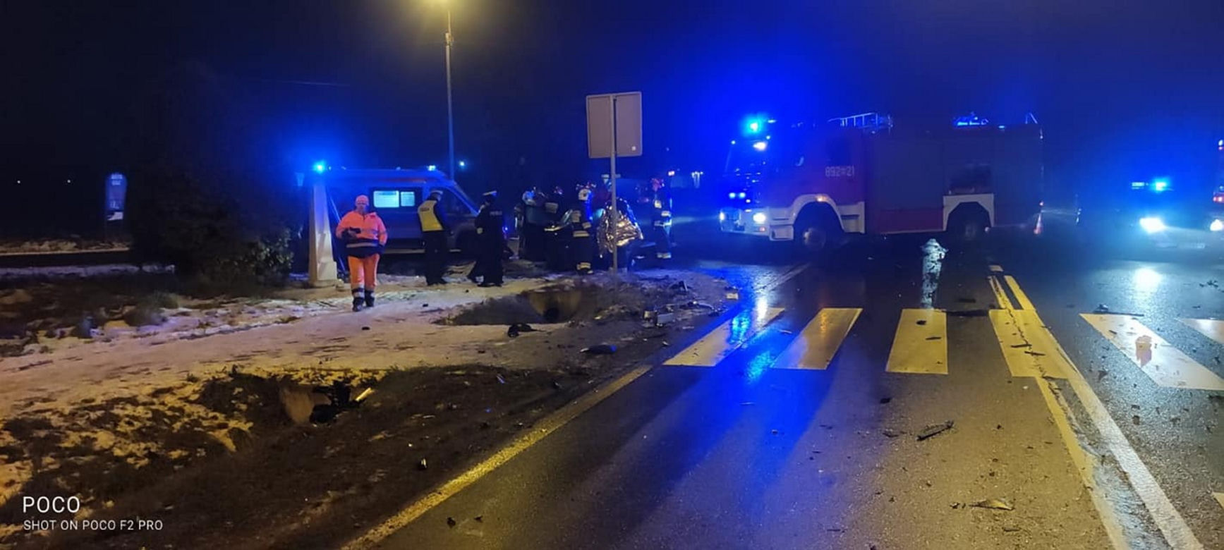 Wypadek pod Legionowem, osobówka zderzyła się z tirem. 3 osoby w szpitalu