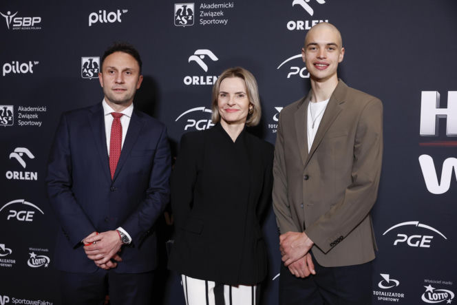 Władimir Semirunnij wsparł zrzutkę u Łatwoganga. Olimpijczyk zgolił włosy i przekazał medal na aukcję