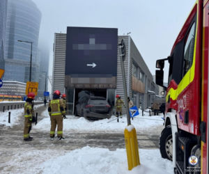 Totalna demolka na Woli. Po kolizji wjechał mercedesem do sklepu