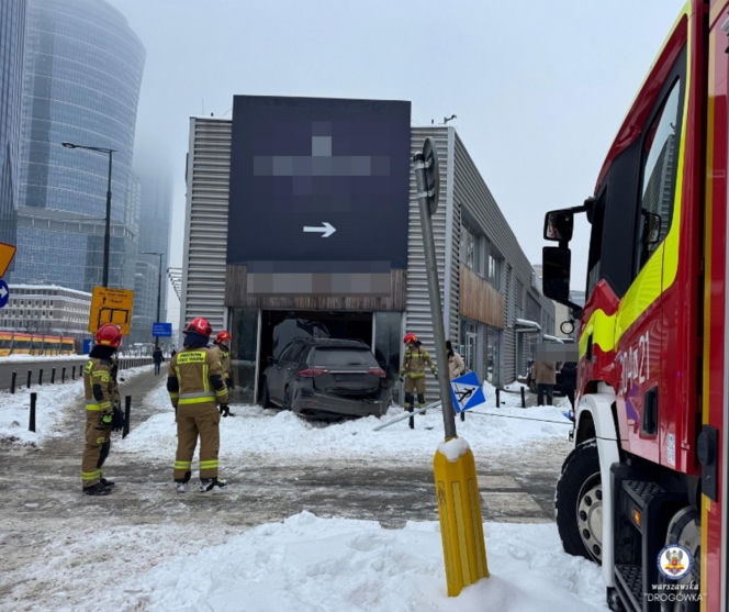 Totalna demolka na Woli. Po kolizji wjechał mercedesem do sklepu