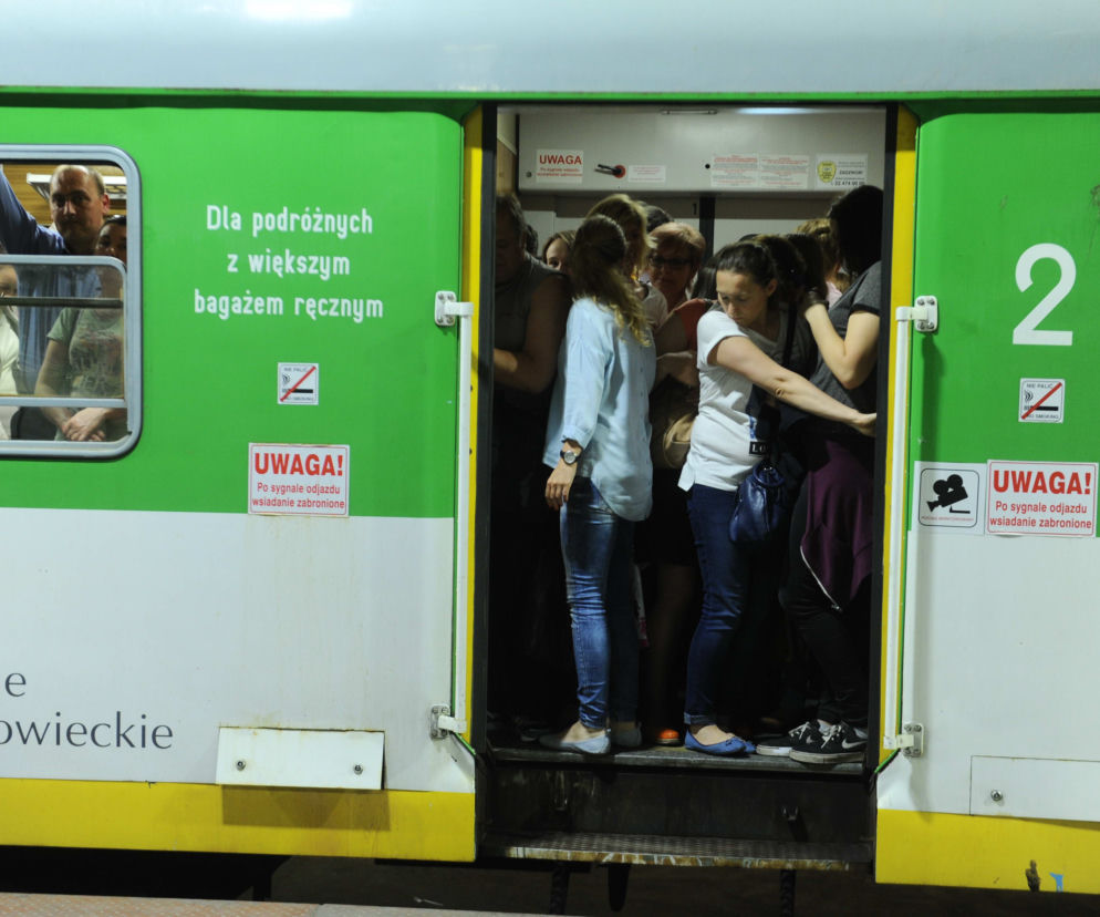 TŁOK W POCIĄGACH.