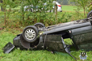 Młody kierowca wypadł z drogi i dachował. 20-latka trafiła do szpitala