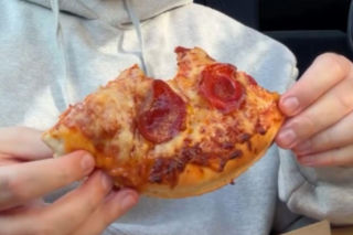 Książulo tłumaczy się z pizzy