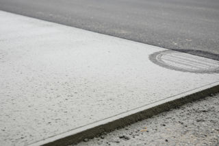 Nowy Sącz stawia na beton. Czy to koniec asfaltowych koszmarów kierowców autobusów?