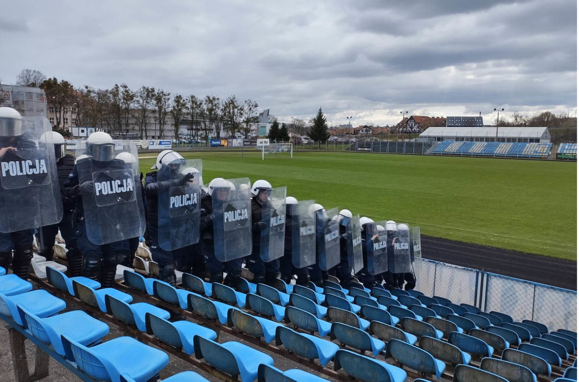 Ćwiczenia policji na stadionie w Iławie