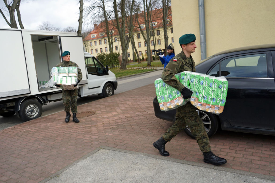 Żołnierze pomagają medykom ze szczecińskiego szpitala