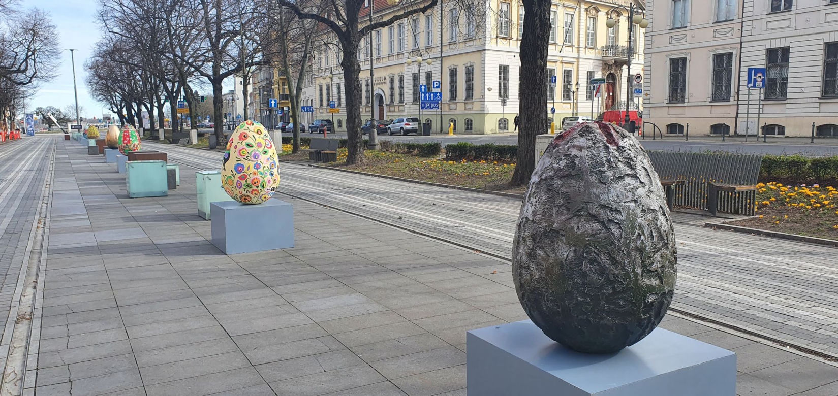 Gigantyczne pisanki w Alei Kwiatowej