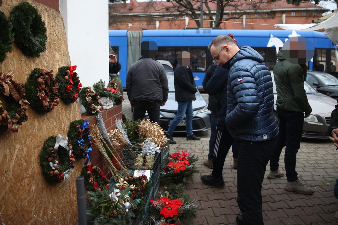 Prezydent Andrzej Duda podczas przedświątecznych zakupów na Nowym Kleparzu w Krakowie