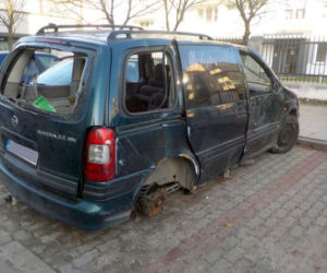 Wraki samochodów zalewają Warszawę