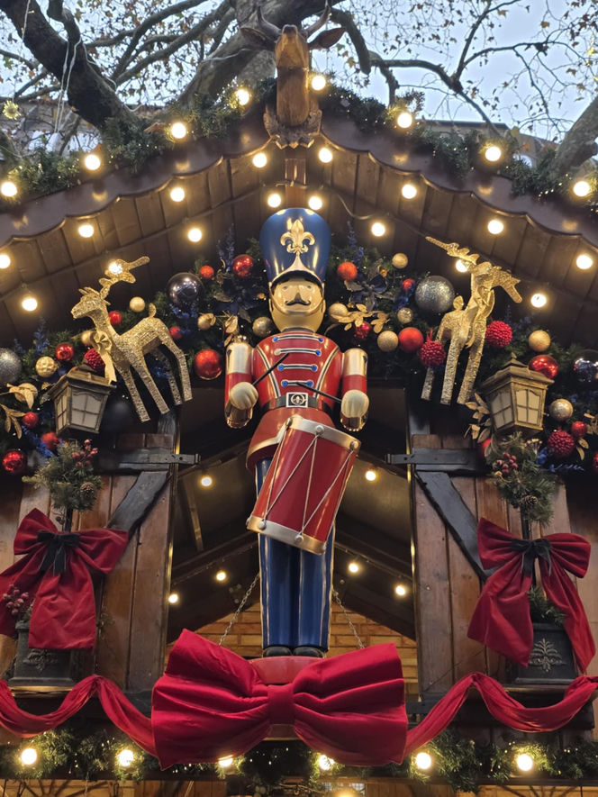 Jest rozmach! - tak polscy turyści oceniają świąteczny jarmark w Londynie. Kramy stoją też przy słynnym London Eye – z widokiem na Big Bena. Zobaczcie nasze zdjęcia!