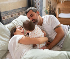 Czy dziecko powinno spać w łóżku rodziców? Psychologowie wskazują jeden ważny aspekt