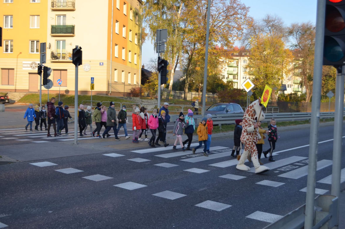 Uczniowie PSP 32 w Radomiu podczas lekcji o bezpieczeństwie w ruchu drogowym