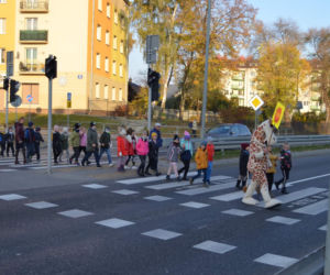 Uczniowie PSP 32 w Radomiu podczas lekcji o bezpieczeństwie w ruchu drogowym