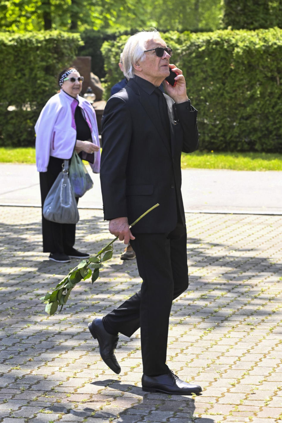 Pogrzeb Stanisławy Celińskiej. Tak się "wystroiły" gwiazdy. Karolak robił nawet zdjęcia telefonem! Wprowadzają nowy pogrzebowy savoir vivre?