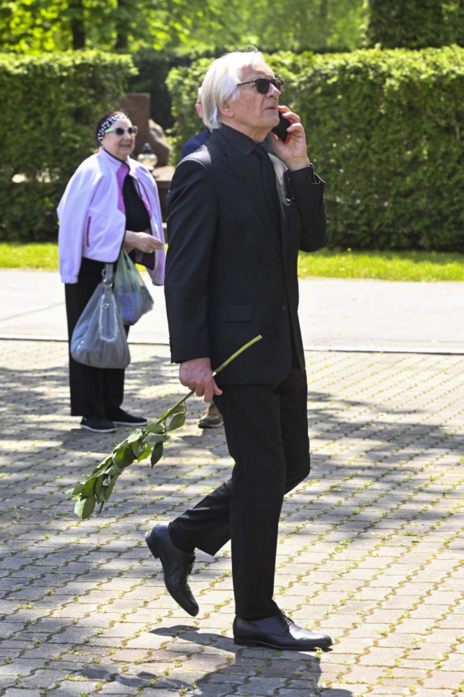 Pogrzeb Stanisławy Celińskiej. Tak się "wystroiły" gwiazdy. Karolak robił nawet zdjęcia telefonem! Wprowadzają nowy pogrzebowy savoir vivre?