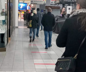 Ograniczenia z powodu epidemii spowodowało kolejki przed sklepami 
