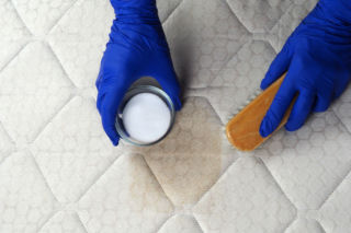 Posyp, zwilż i rozsmaruj na żółtych plamach na materacu. Wchłonie ślady z potu w kilka minut. Sposób na pranie materaca 