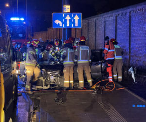  Makabra na Woli. Rozpędzonym audi huknęli w słup. 13-letniego chłopca trzeba było wycinać z wraku