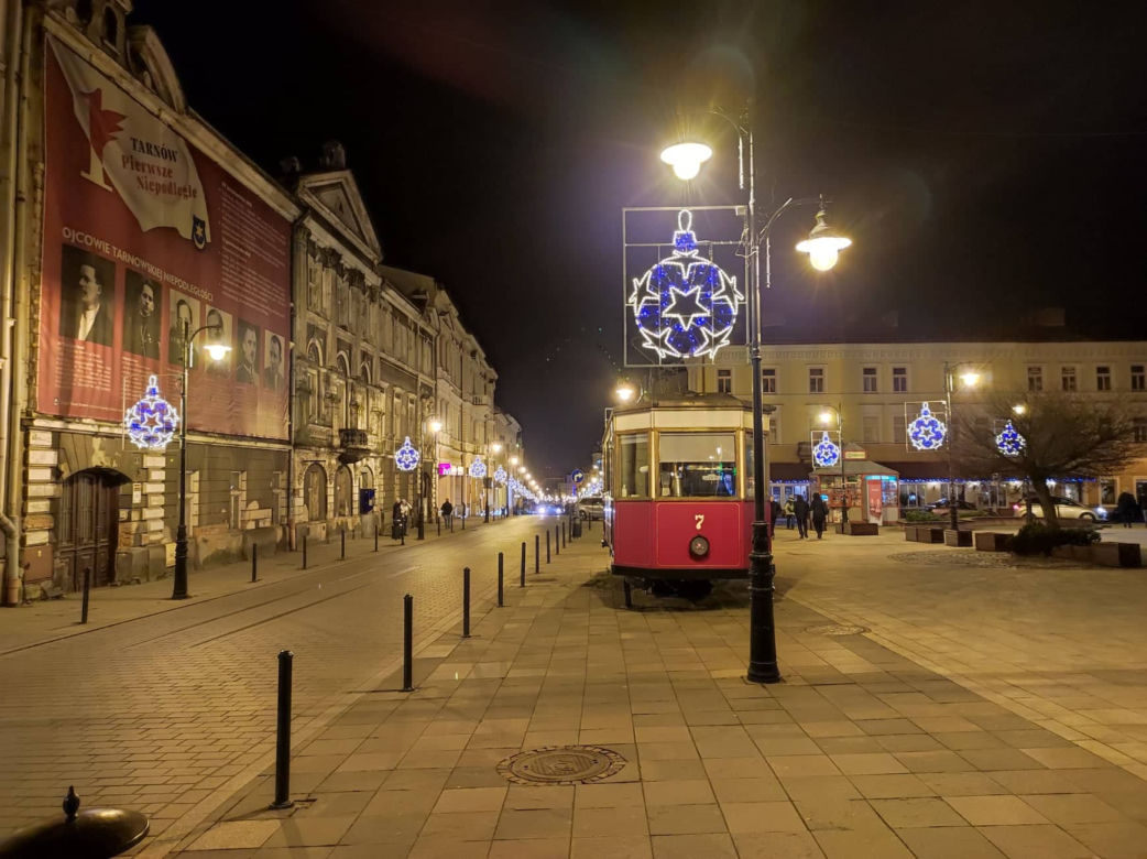 Tarnów. Świąteczna iluminacja już rozbłysła. Tak wygląda choinka na pl. Kazimierza
