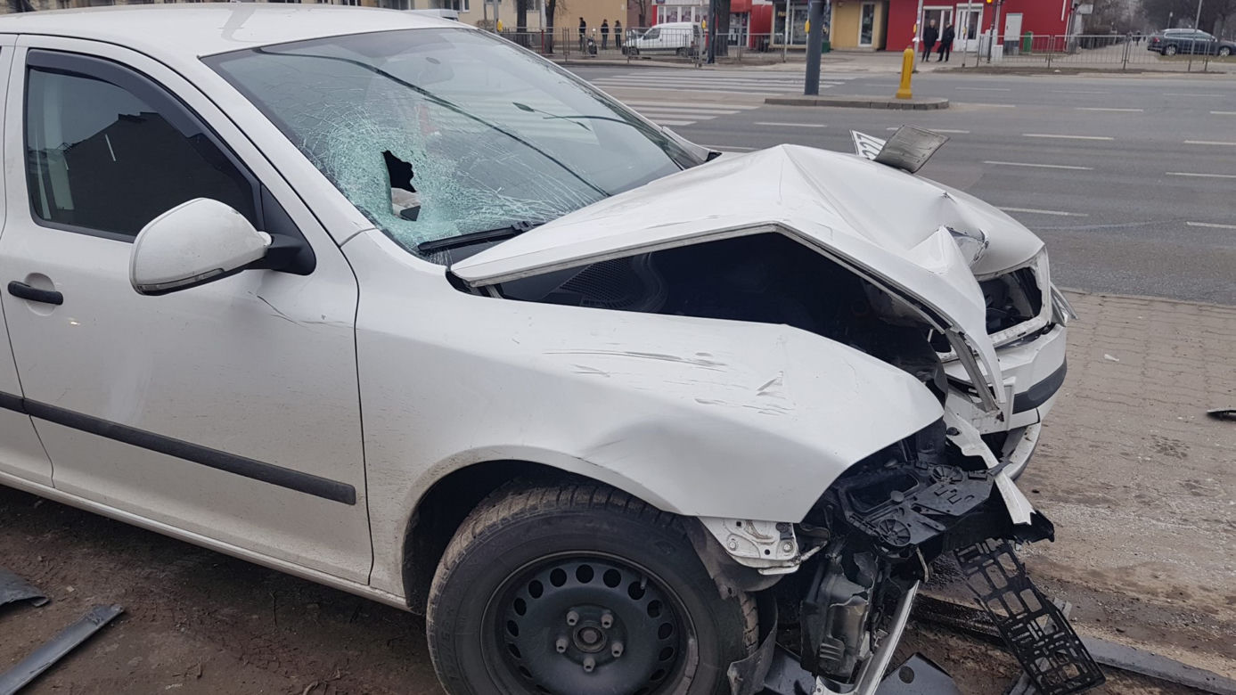 Stracił panowanie nad autem i wjechał na chodnik. Potrącił dwoje pieszych!