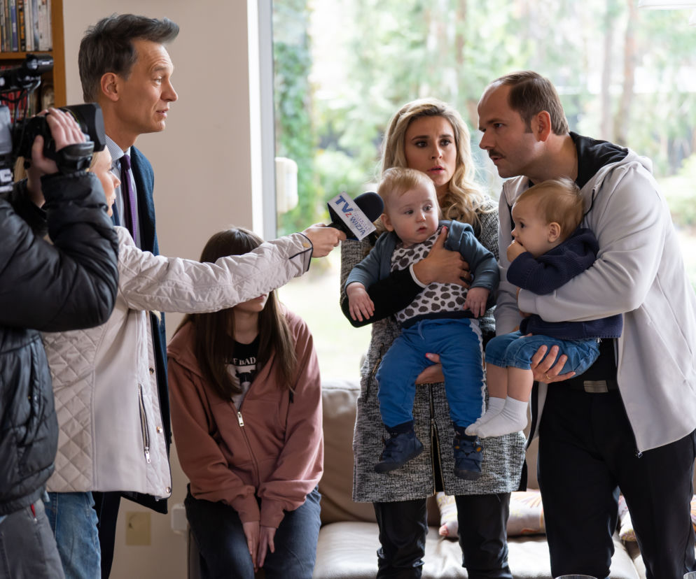 Na dobre i na złe, odcinek 847: Afera z zamianą dzieci Falkowicza i Bolka trafi do mediów! Wyda się, że już zamienili synów? - ZDJĘCIA 