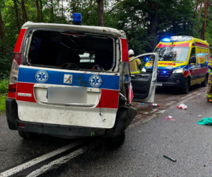 Groźny wypadek na leśnym odcinku drogi. Karetka rozbiła się między Stykowem a Kałkowem