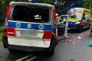 Groźny wypadek na leśnym odcinku drogi. Karetka rozbiła się między Stykowem a Kałkowem