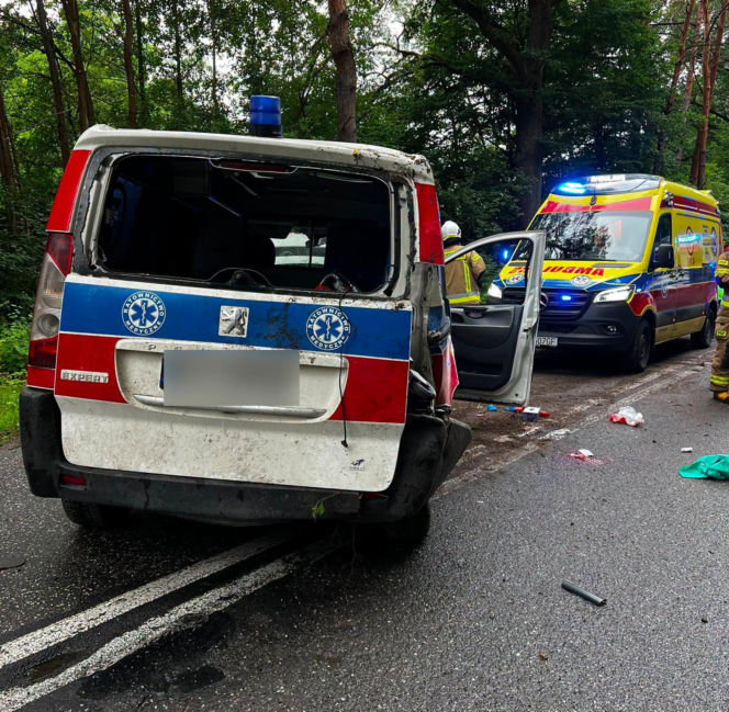 Groźny wypadek na leśnym odcinku drogi. Karetka rozbiła się między Stykowem a Kałkowem