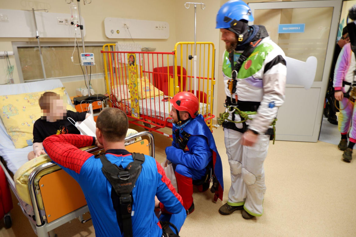 Superbohaterowie odwiedzili małych pacjentów