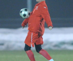 Donald Tusk gra w piłkę