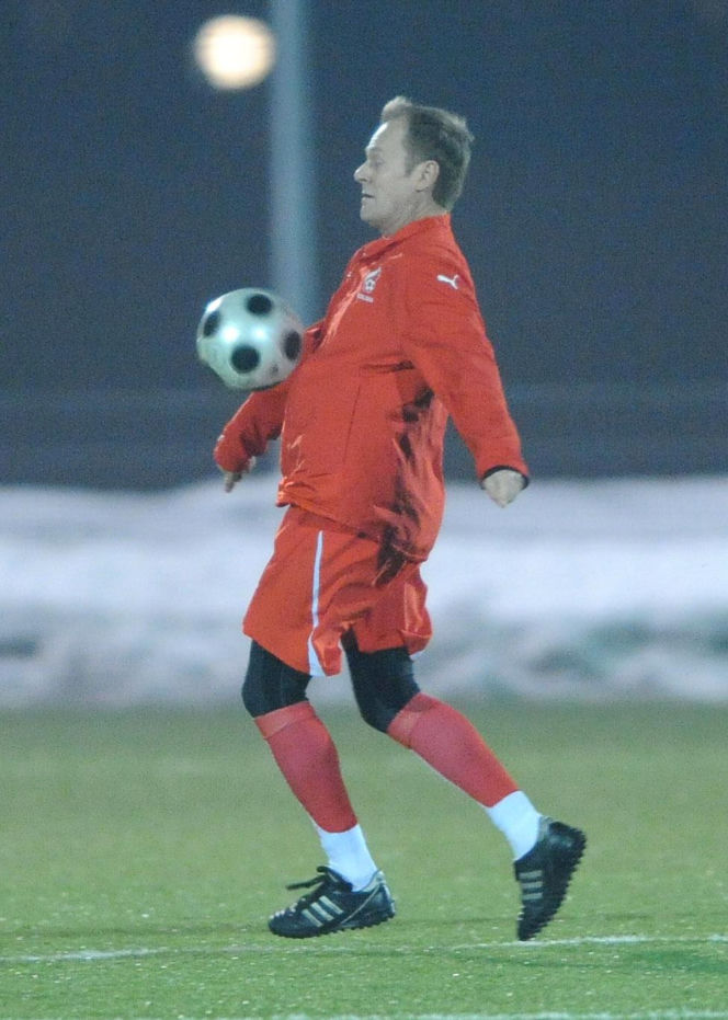 Donald Tusk gra w piłkę