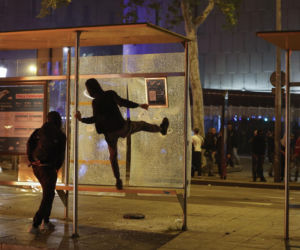 Zamieszki w centrum Barcelony. Demonstranci plądrowali sklepy i starli się z policją