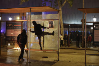 Zamieszki w centrum Barcelony. Demonstranci plądrowali sklepy i starli się z policją