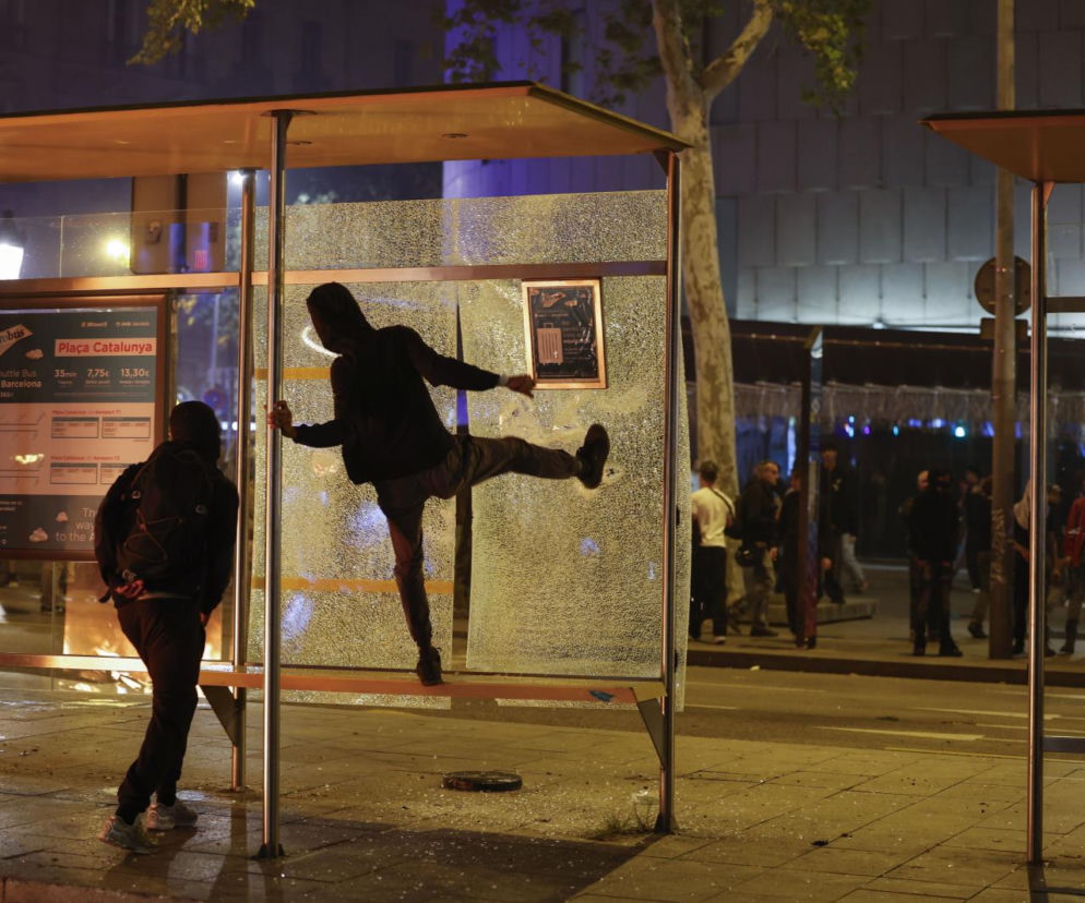 Zamieszki w centrum Barcelony. Demonstranci plądrowali sklepy i starli się z policją