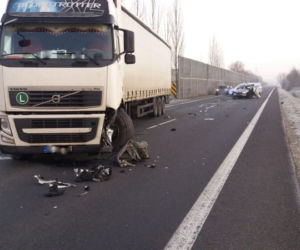 Wypadek teraz w Płocku. 20-latek z bmw uderzył w ciężarówkę!