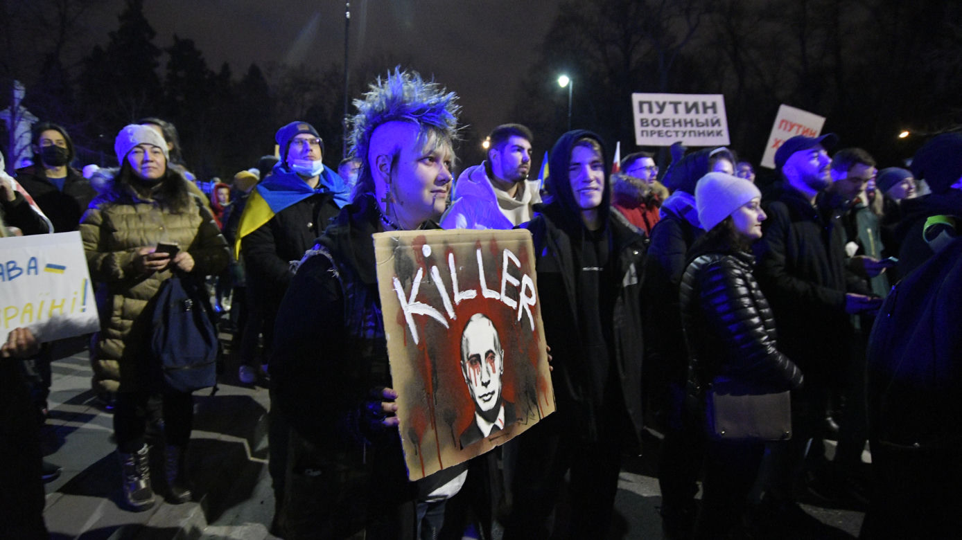 Transparenty na antyrosyjskich protestach