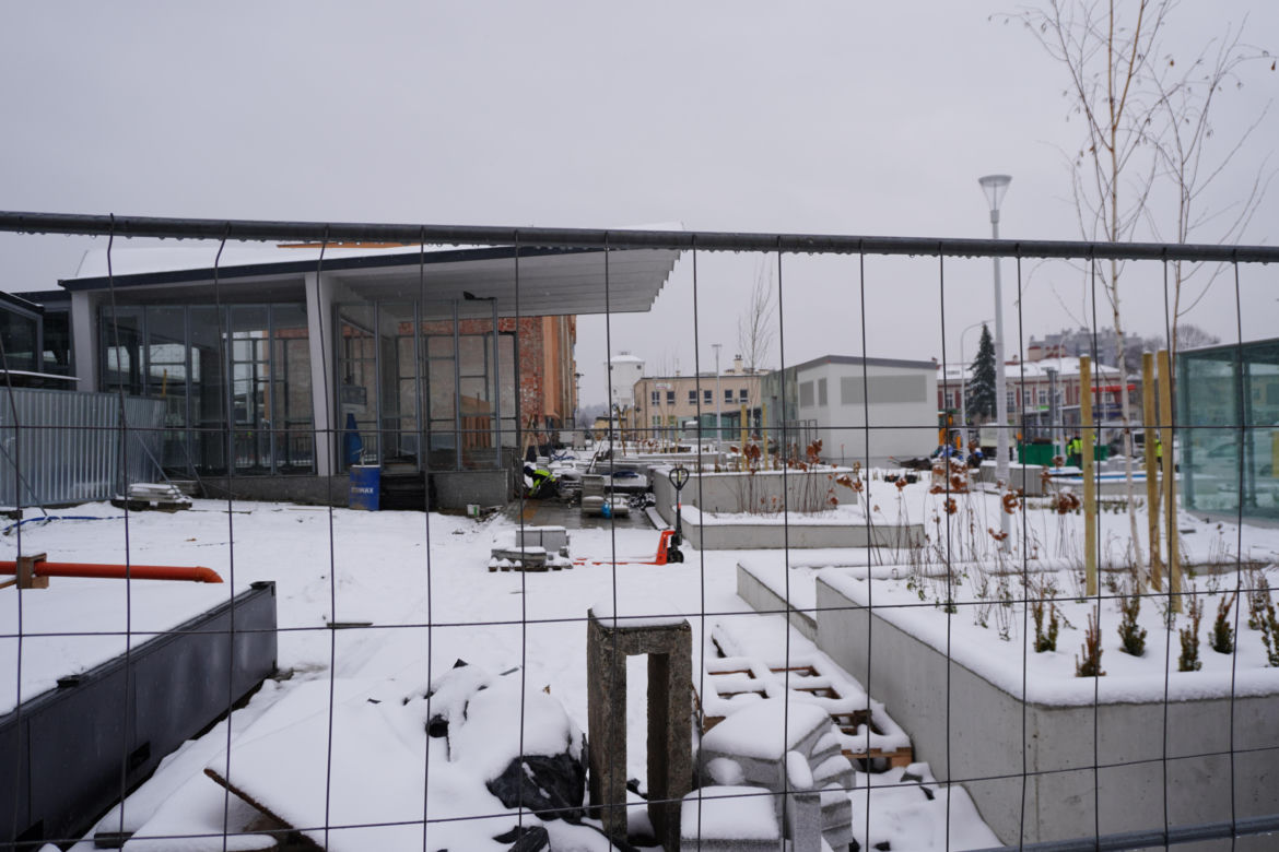Nowy plac przed dworcem prawie gotowy. Kiedy zostanie otwarty?