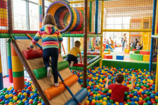 Warszawa: TOP 10 sal zabaw dla dzieci. Te miejsca zbierają świetne opinie