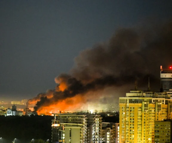 Zmasowany ostrzał Kijowa i innych miast. Rakiety spadły na bloki