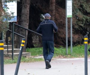 Tusk biega bez maseczki